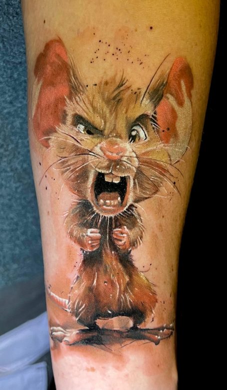Farbiges Tattoo einer wütenden Comic-Maus mit großen Ohren und dynamischer Mimik.
Von Emanuel Melzner
Melzner Exclusive Tattoo Gallery