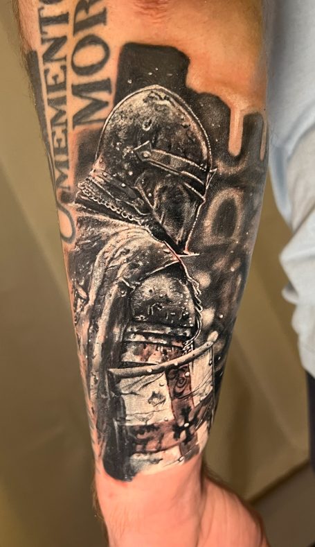 Cover-up Tattoo das einen realistischen  schwarz-grauen Ritter mit Rüstung zeigt.
Von Emanuel Melzner
Melzner Exclusive Tattoo Gallery