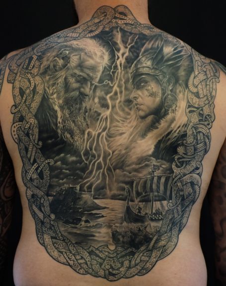 Schwarz-graues Wikingerkrieger Rücken Tattoo.  
Vollständig abgeheilt.
Von Emanuel Melzner
Melzner Exclusive Tattoo Gallery
