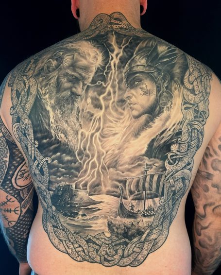 Schwarz-graues Wikingerkrieger Rücken Tattoo aus seitlicher Perspektive.
Von Emanuel Melzner
Melzner Exclusive Tattoo Gallery