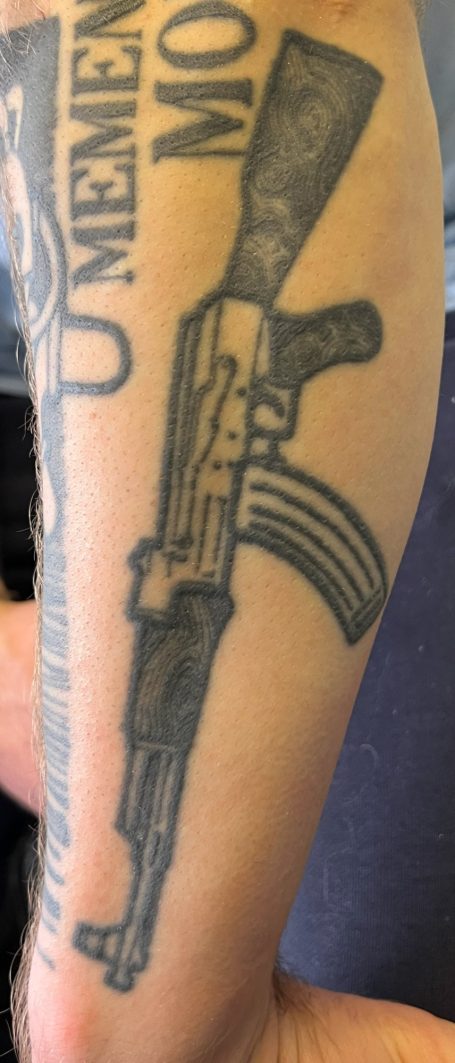 Älteres Tattoo eines Gewehres vor der Überarbeitung durch ein Cover-up.
Von Emanuel Melzner
Melzner Exclusive Tattoo Gallery