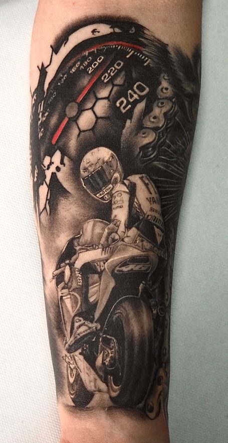 Realistisches Black-and-Grey-Tattoo eines Rennfahrers auf einem Sportmotorrad.
Von Emanuel Melzner
Melzner Exclusive Tattoo Gallery