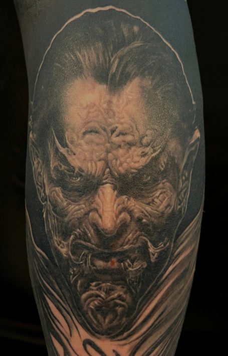 Detailreiches Black and Grey Tattoo eines Dämons mit tiefen Schatten.
Von Emanuel Melzner
Melzner Exclusive Tattoo Gallery