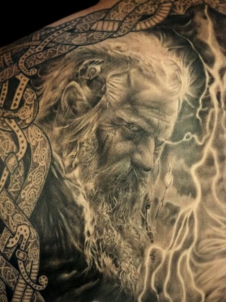Detailaufnahme eine schwarz-grauen Odin Portraits als Teil des Rücken-Tattoos.
Von Emanuel Melzner
Melzner Exclusive Tattoo Gallery